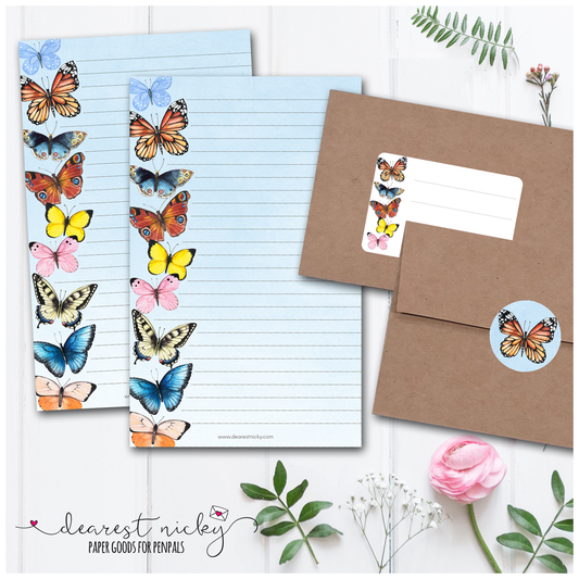 Ensemble d'écriture de lettres pile de papillons
