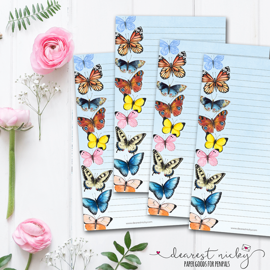 Pile de papier à lettre de papillons